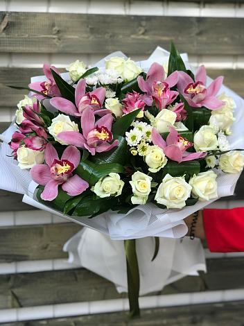 Букет цветов из: Розы и Хризантемы в Павлово Ленинградской области