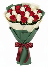 Букет Микс из красных и белых роз в Павлово Ленинградской области