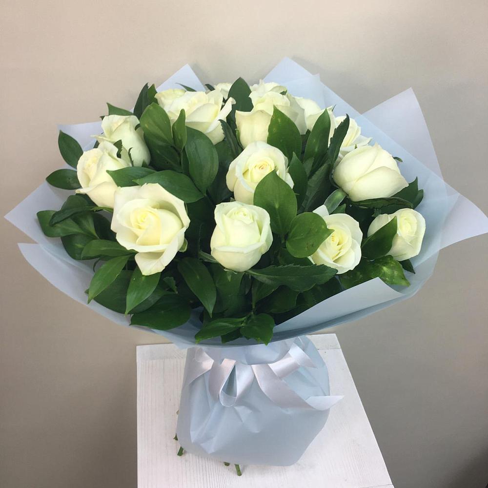 Букет 15 Белых роз Проуд в Павлово Ленинградской области