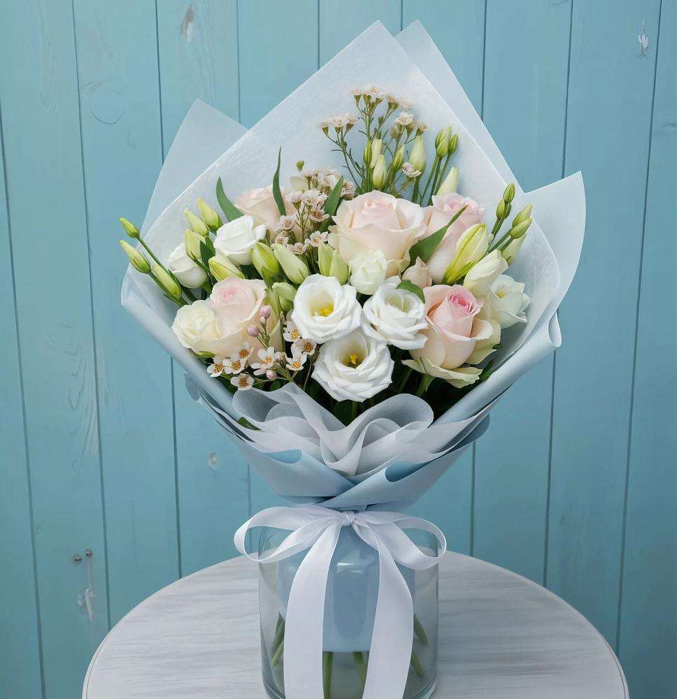 Букет цветов из: Розы и Лизиантусы в Павлово Ленинградской области