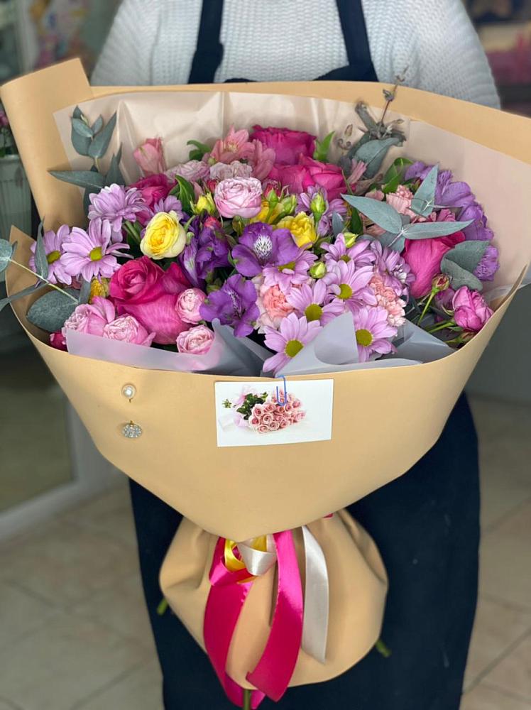 Букет цветов из: Хризантемы, Гвоздики и Альстромерии в Павлово Ленинградской области