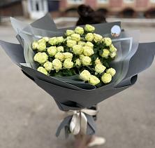 Букет Белые кустовые розы Солинеро в Павлово Ленинградской области