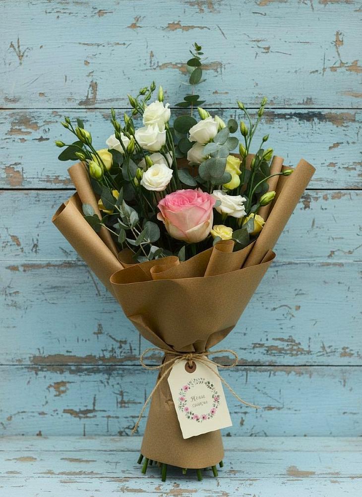 Букет цветов из: Розы и Лизиантусы в Павлово Ленинградской области