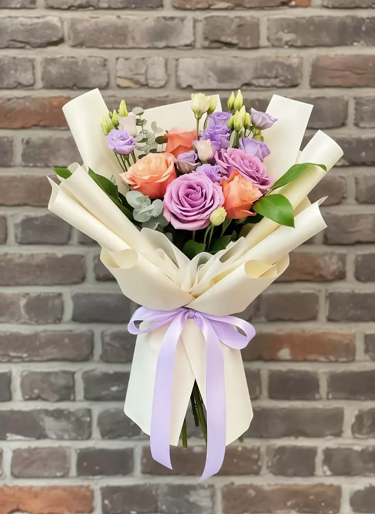 Букет цветов из: Лизиантусы и Розы в Павлово Ленинградской области