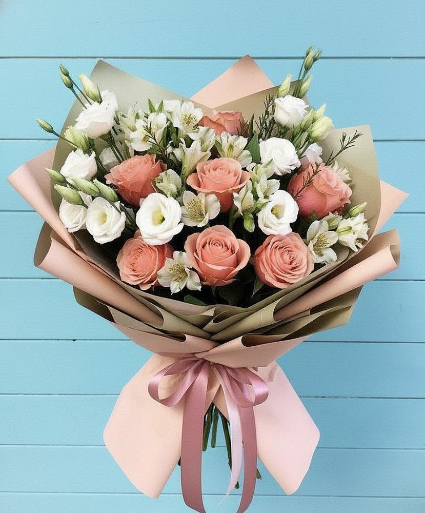 Букет цветов из: Розы, Альстромерии и Лизиантусы в Павлово Ленинградской области