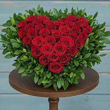 Цветочная композиция из Розы в виде сердца в Павлово Ленинградской области