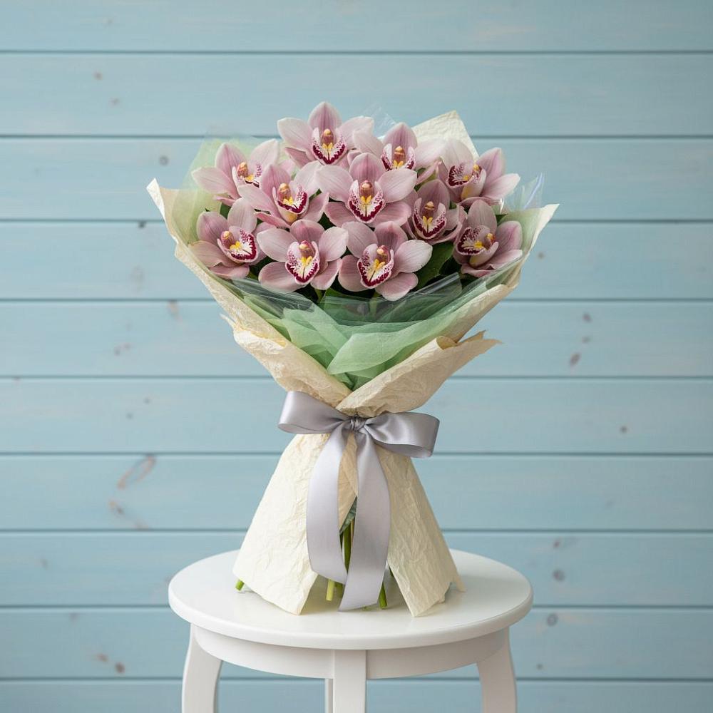 Букет цветов из: Орхидеи и Розы в Павлово Ленинградской области