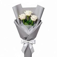 Букет 3 белые розы в Павлово Ленинградской области