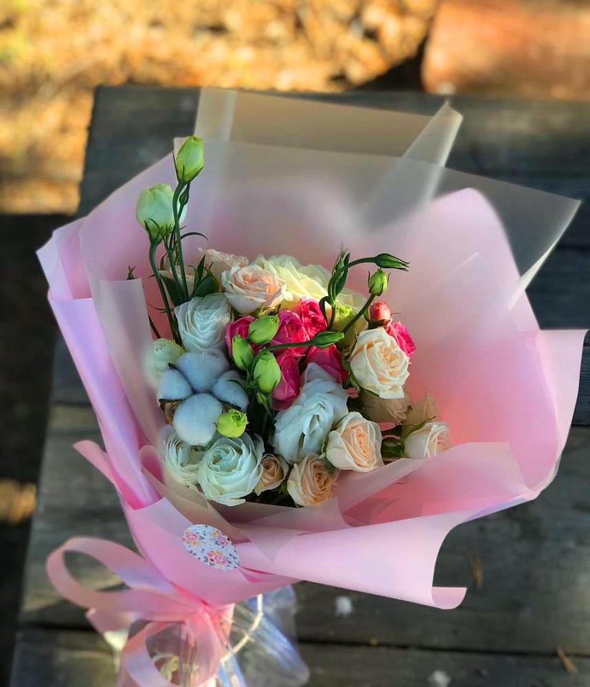 Букет цветов из: Розы и Лизиантусы в Павлово Ленинградской области