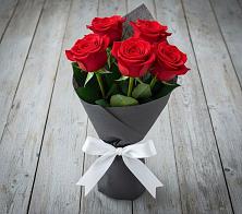Букет 5 Красных роз Эдлесс Лав в Павлово Ленинградской области