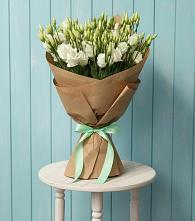 Букет цветов из:  Лизиантусы в Павлово Ленинградской области