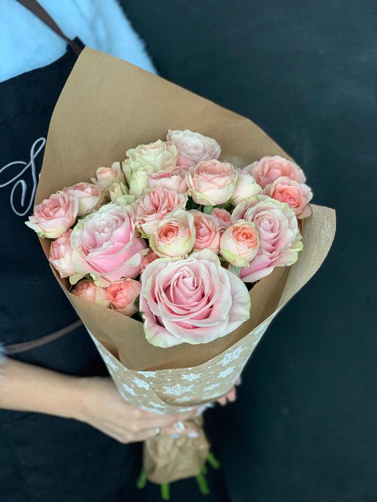 Букет цветов из: Хризантемы и Розы в Павлово Ленинградской области