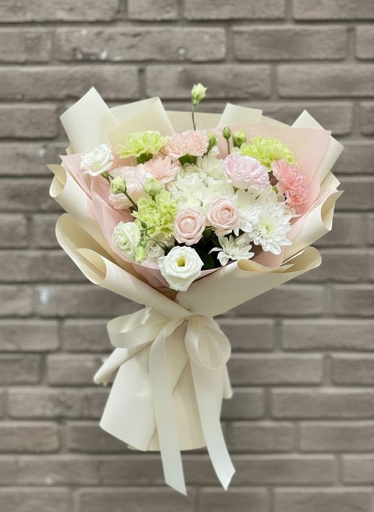 Букет цветов из: Гвоздики, Розы, Лизиантусы и Хризантемы в Павлово Ленинградской области