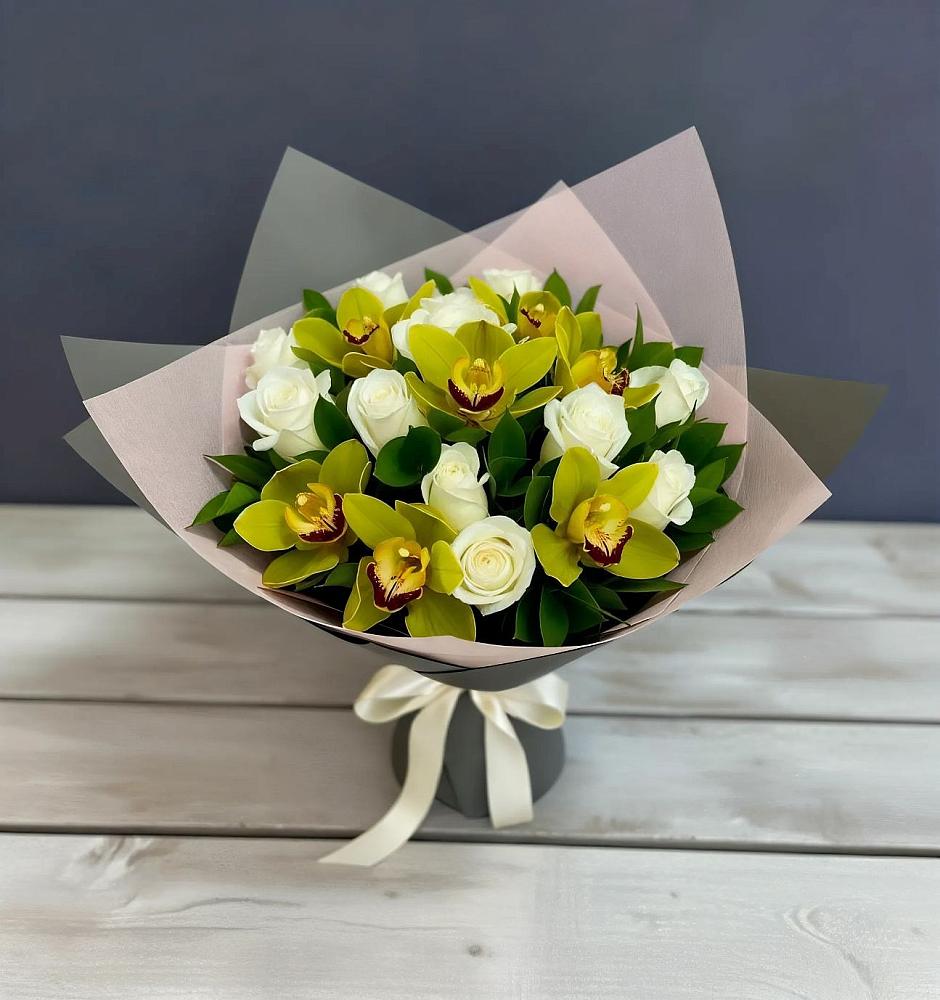 Букет цветов из: Орхидеи и Розы в Павлово Ленинградской области