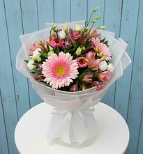 Букет цветов из:  Герберы, Альстромерии и Лизиантусы в Павлово Ленинградской области