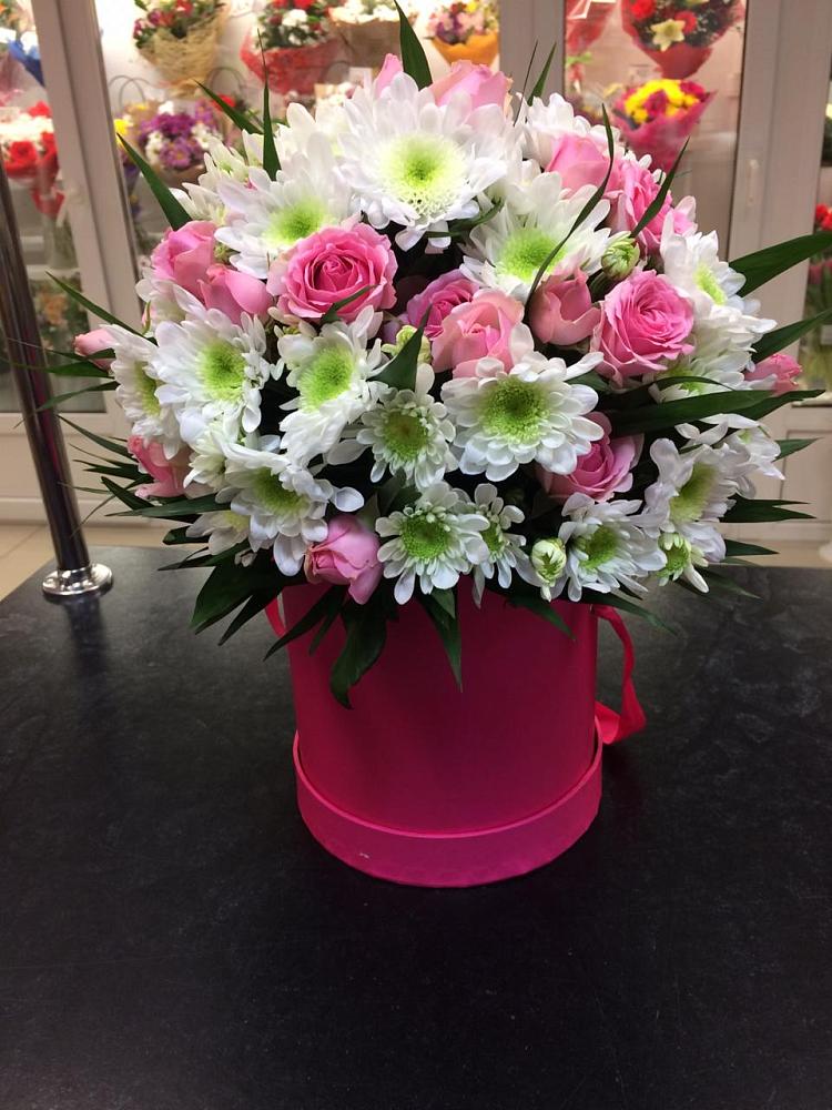 Цветочная композиция из Розы и Хризантемы в шляпной коробке в Павлово Ленинградской области