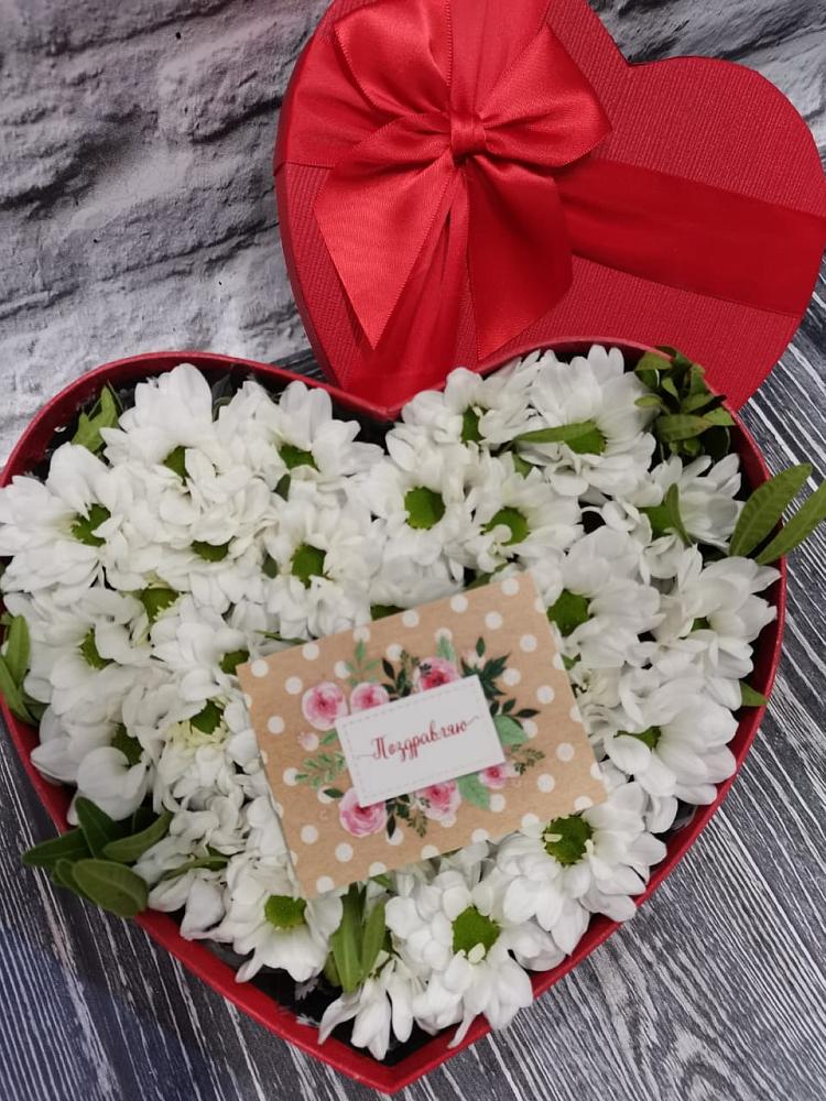 Цветочная композиция из Хризантемы в виде сердца в Павлово Ленинградской области