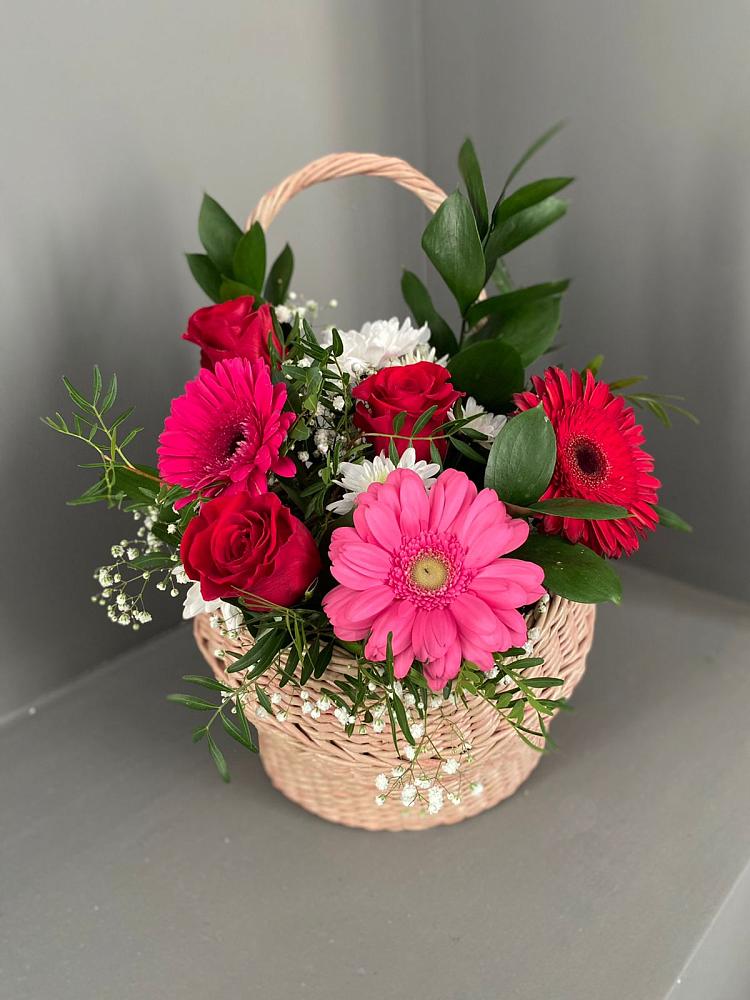 Цветочная композиция из Розы, Хризантемы и Герберы в корзине в Павлово Ленинградской области