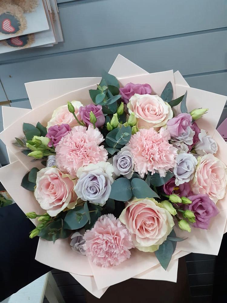 Букет цветов из: Розы, Гвоздики и Лизиантусы в Павлово Ленинградской области