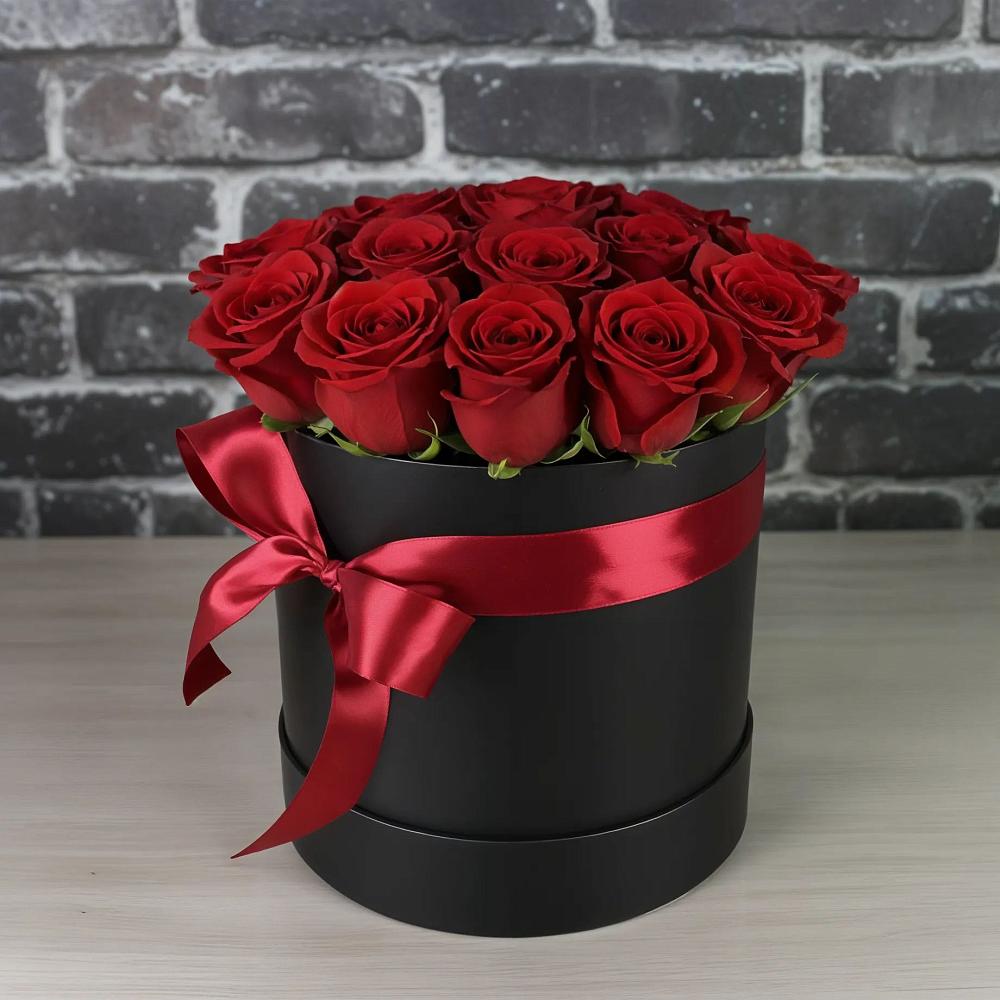 Цветочная композиция из Розы в шляпной коробке в Павлово Ленинградской области