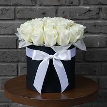 Цветочная композиция из Розы в шляпной коробке в Павлово Ленинградской области